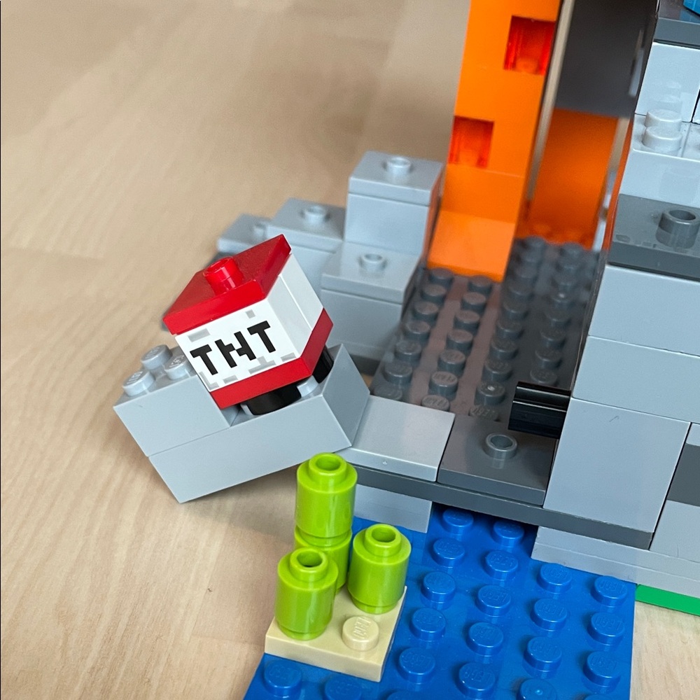 LEGO Set 21141 Minecraft: The Zombie Cave - Picture 7 of 9